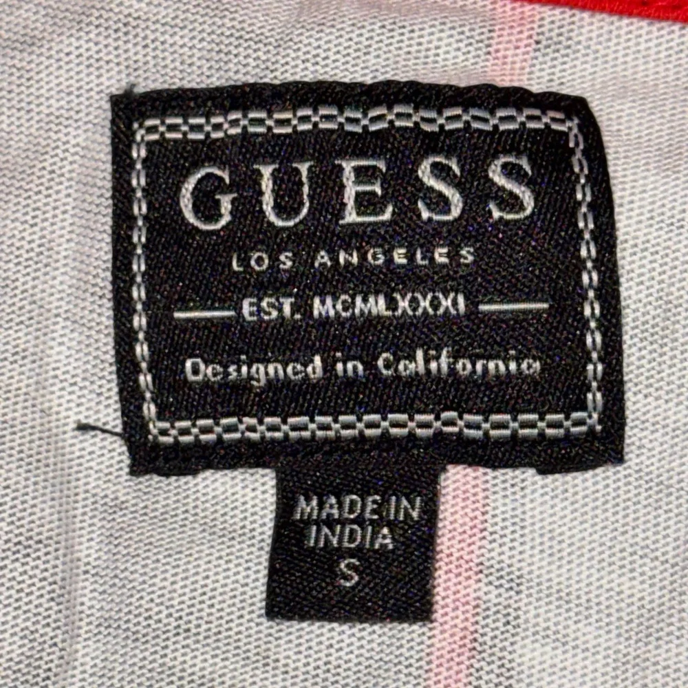 Guess Striped Logo T-Shirt Red Black Gray Short Sleeve Cotton Size Small - Picture 3 of 5